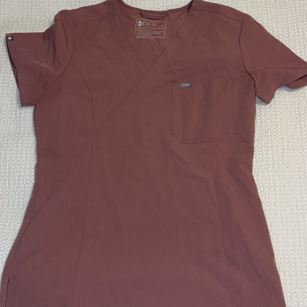 Figs mauve scrub top